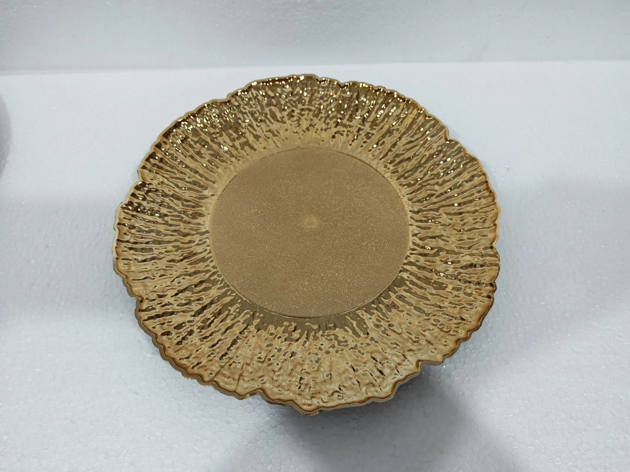 Elegant Wholesale Charger Plate for Party Decoration Gold Wave Made of Eco-Friendly