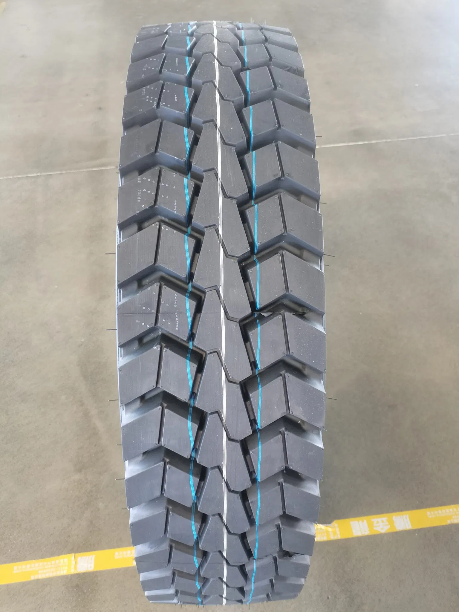 Прочные внедорожные шины 245/70 R19.5 для тяжелых нагрузок