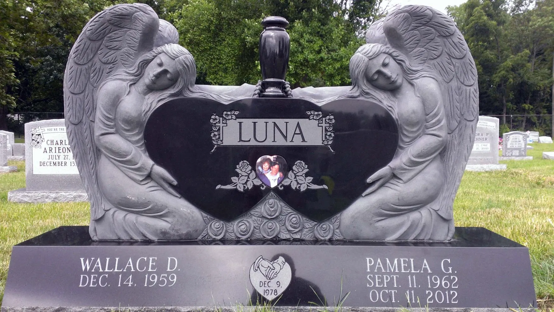 Natural Black/Grey/Red/Blue Granite Angel Baby Handing/Holding Heart Engraved on Headstones