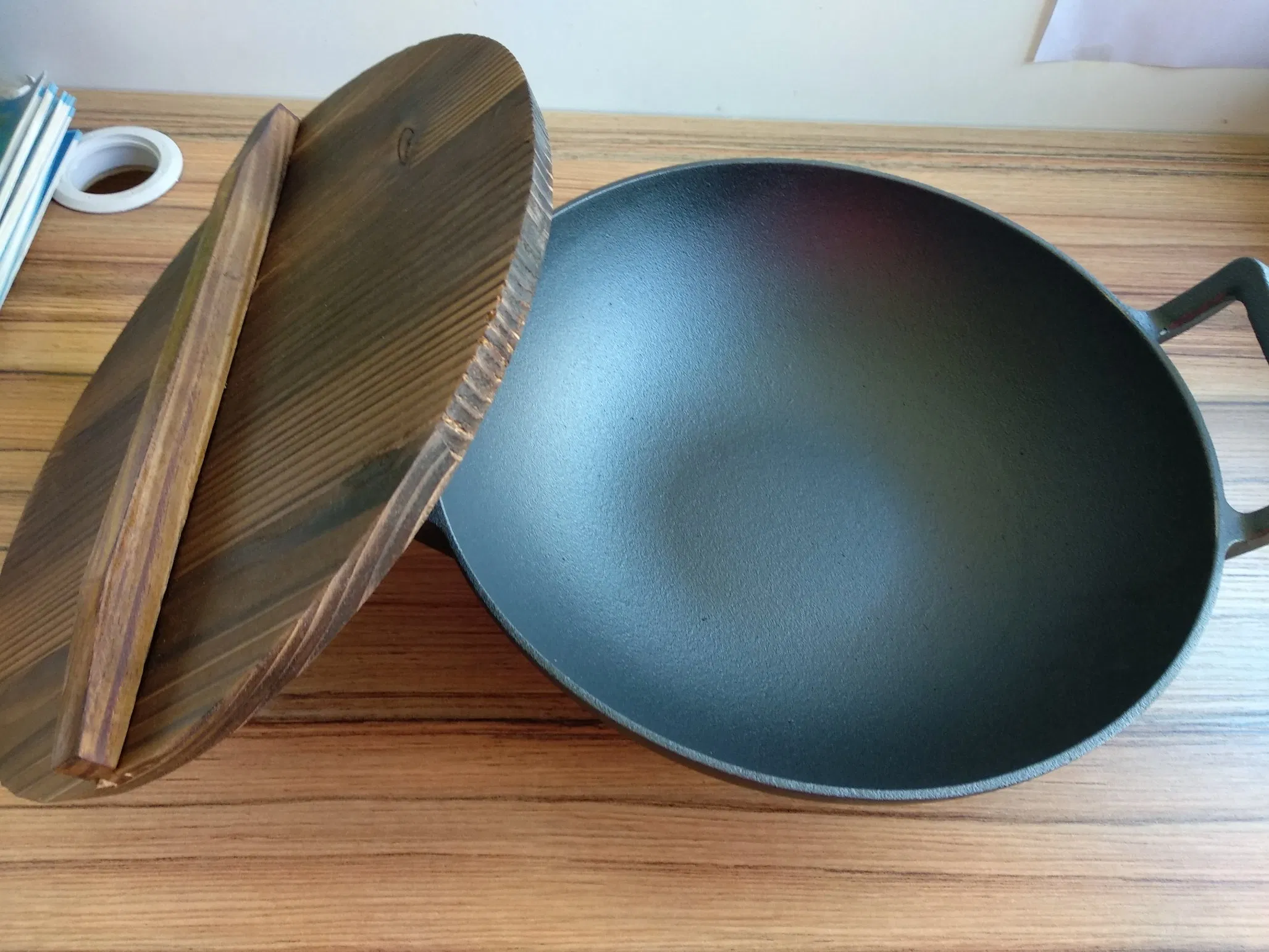 Чугунный вок с деревянной крышкой, 31.5 см