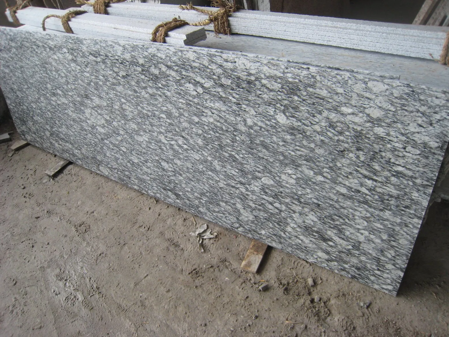 China Factory Manufacture Polished Spray White/Black/Yellow/Beige/Red Granite for Tiles/Floor/Paving Stone