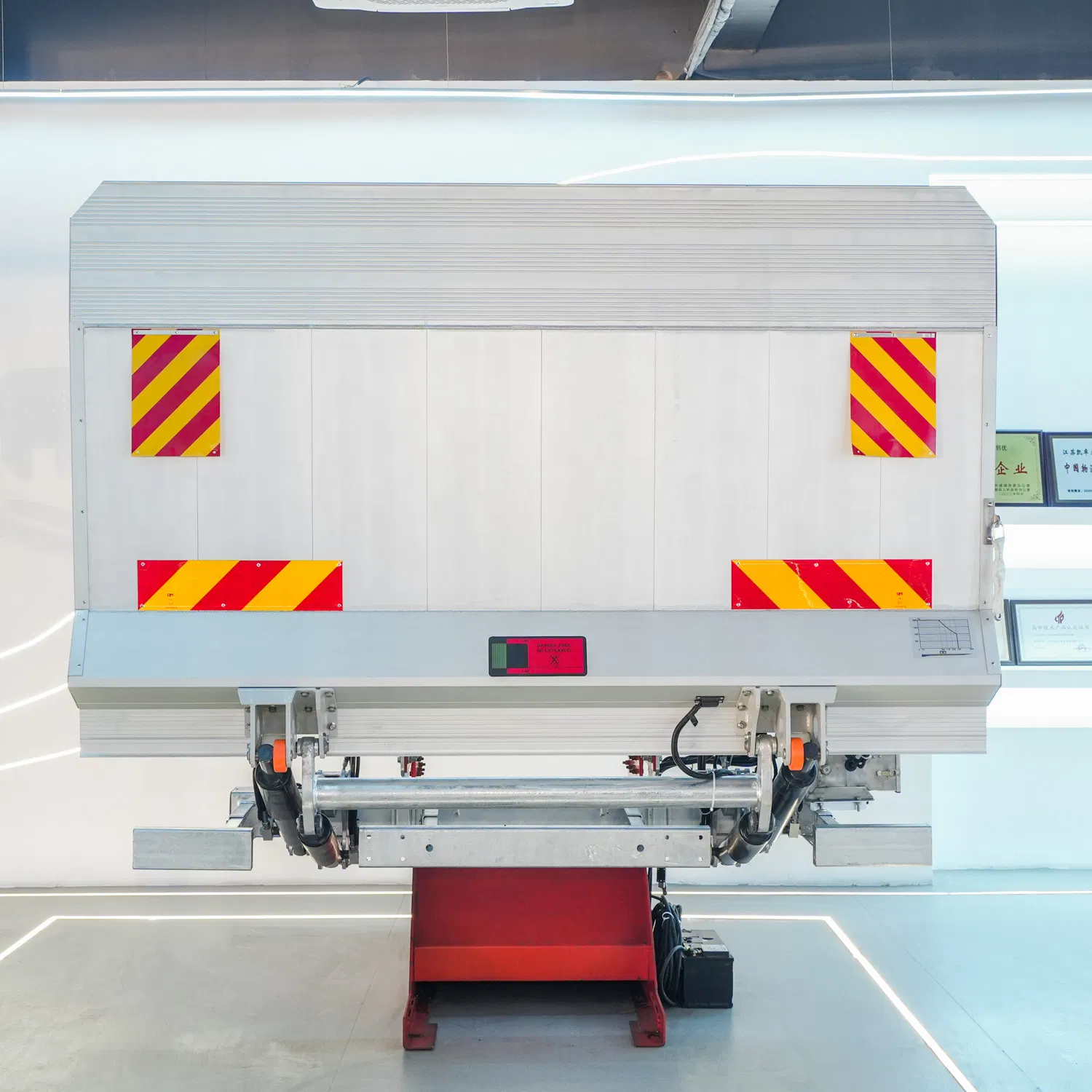 Алюминиевая платформа-подъёмник консольная, 1500 кг