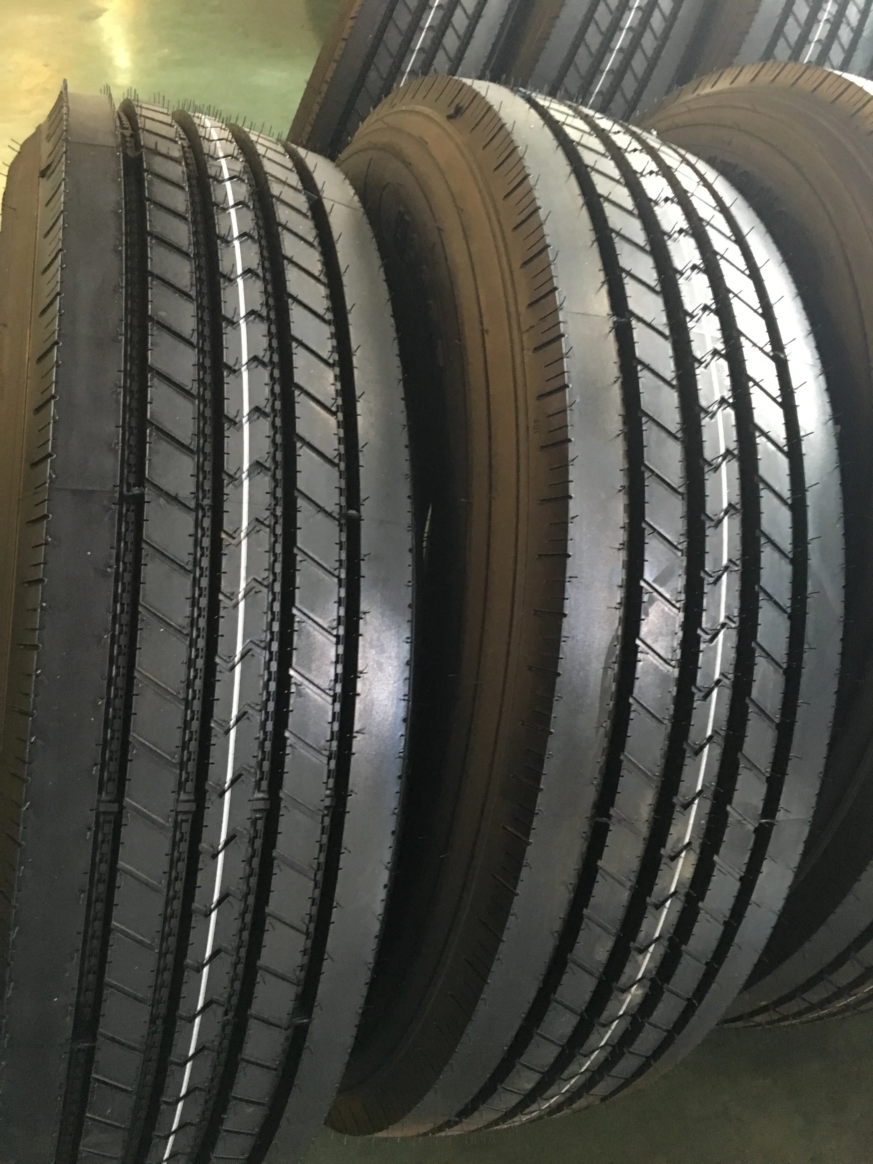 Premium Natural Rubber 215/75R17 5 Tyres for City Buses and Trucks