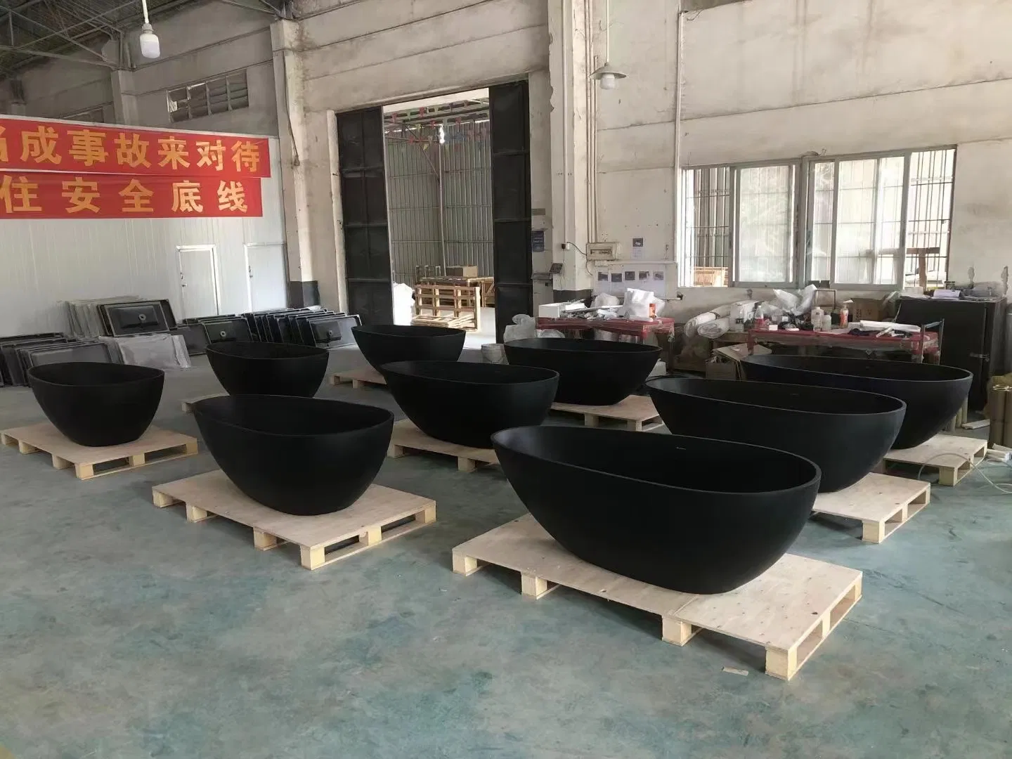 Черная ванна из искусственного камня для глубокого погружения