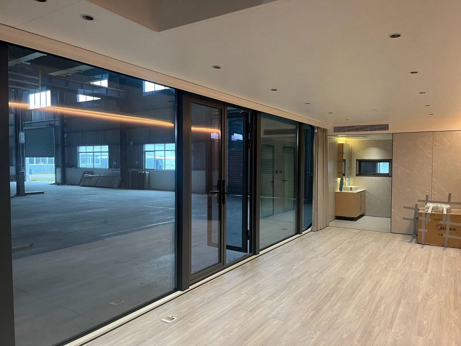 Luxury 40FT Modular Dormitory House: Exclusive Modern Mobile Cabin