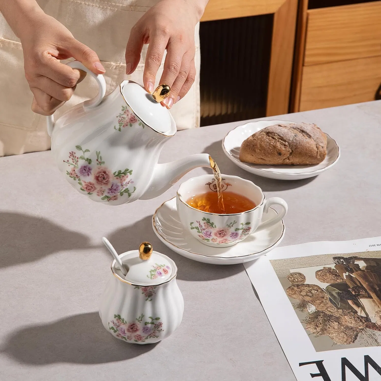 Фарфоровый чайный сервиз с чайником, сахарницей и молочником