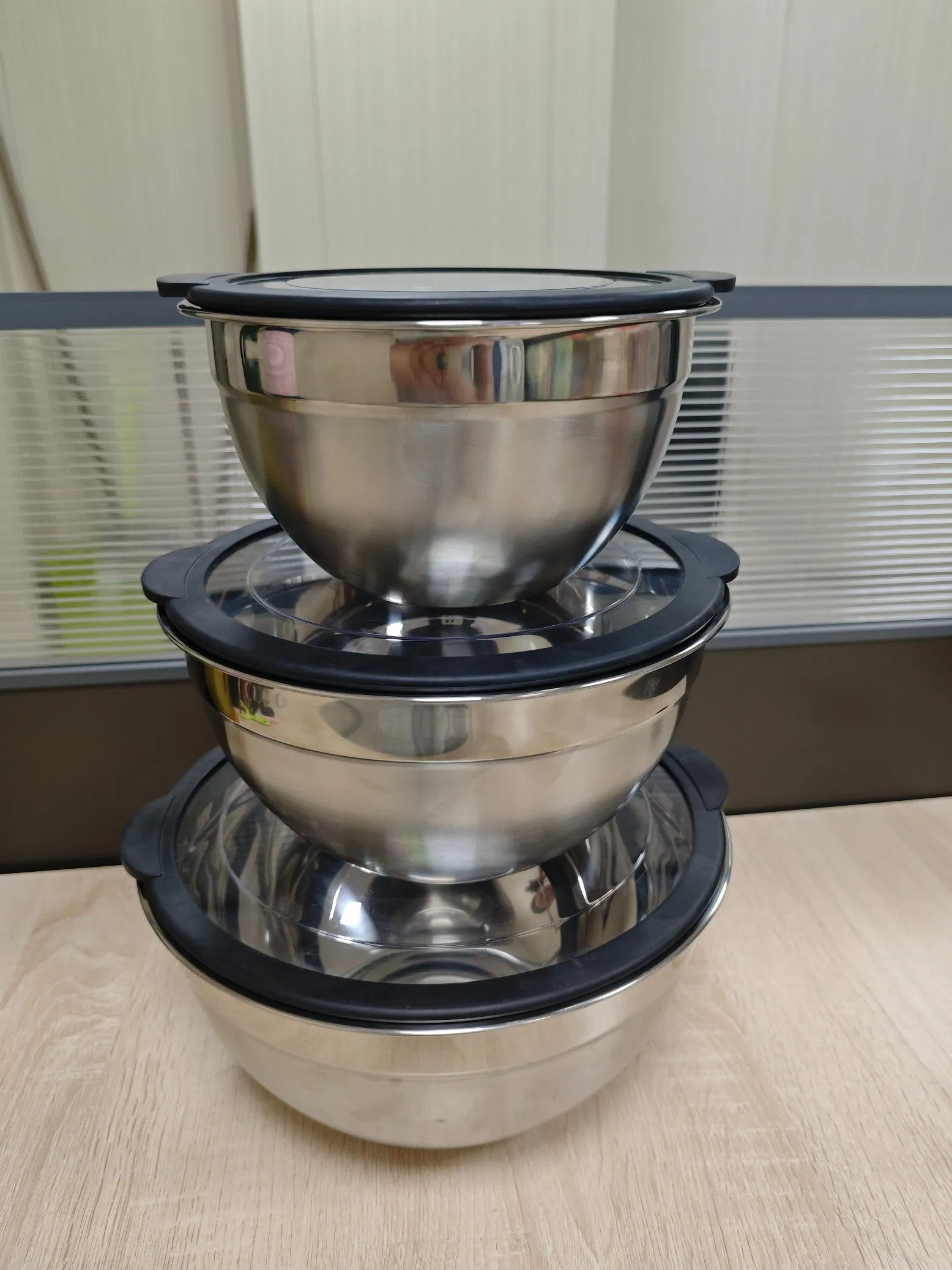 UK Hot Sale Kitchen Accessories Cooking Utensils Grey Non Slip Bottom PE Lid Stainless Steel Serving Bowls Mixing Bowls