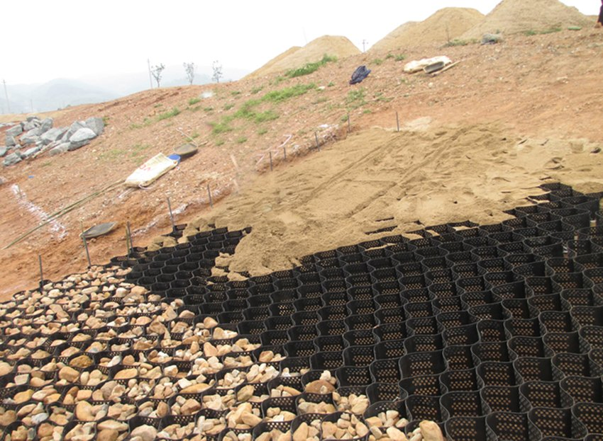 Sustainable Construction Utilizing HDPE Geocells for Erosion Control 100-330mm 150-330mm