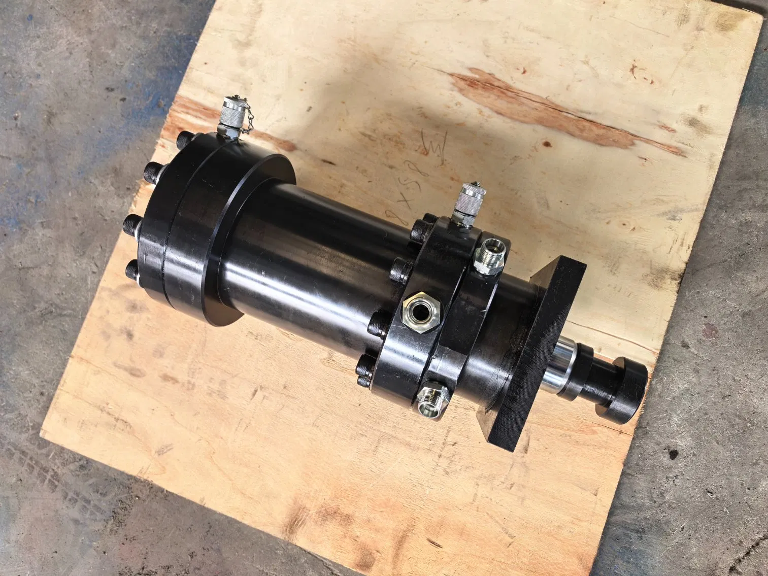 Гидроцилиндр двухстороннего действия водяного охлаждения 280°C