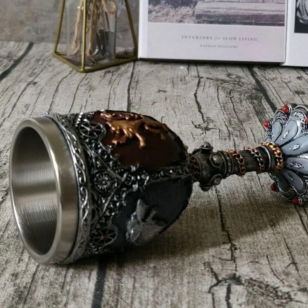 Средневековый винный кубок в готическом стиле