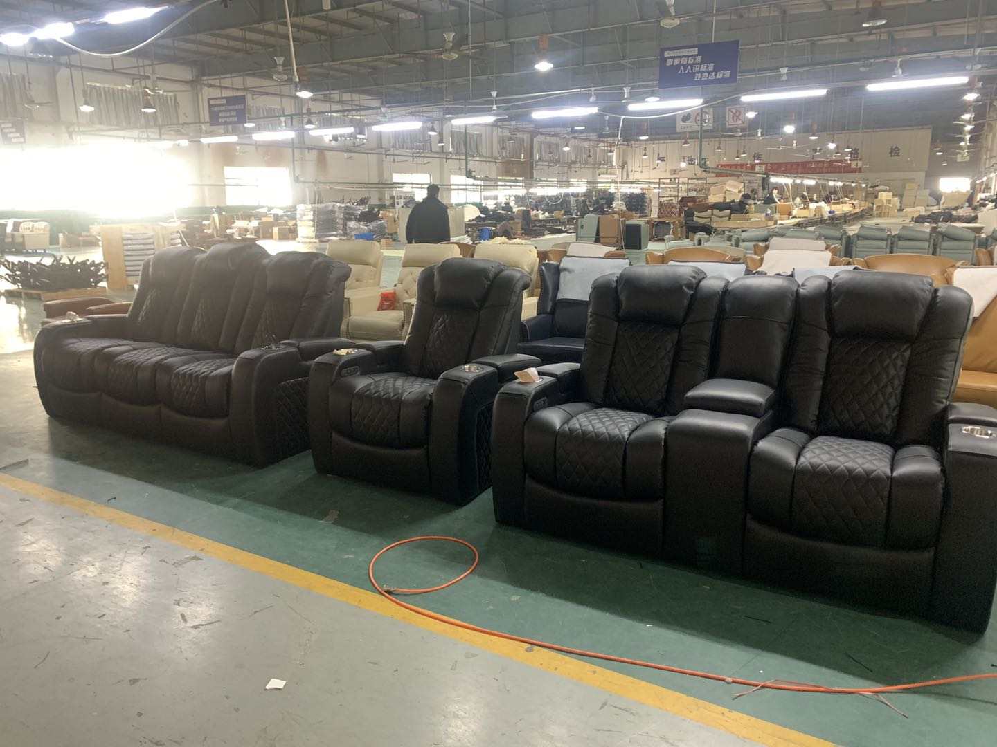 Кресла для домашнего кинотеатра с электроприводом и подстаканниками