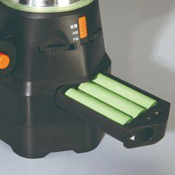 Радио с солнечной батареей, динамо-машиной и фонариком