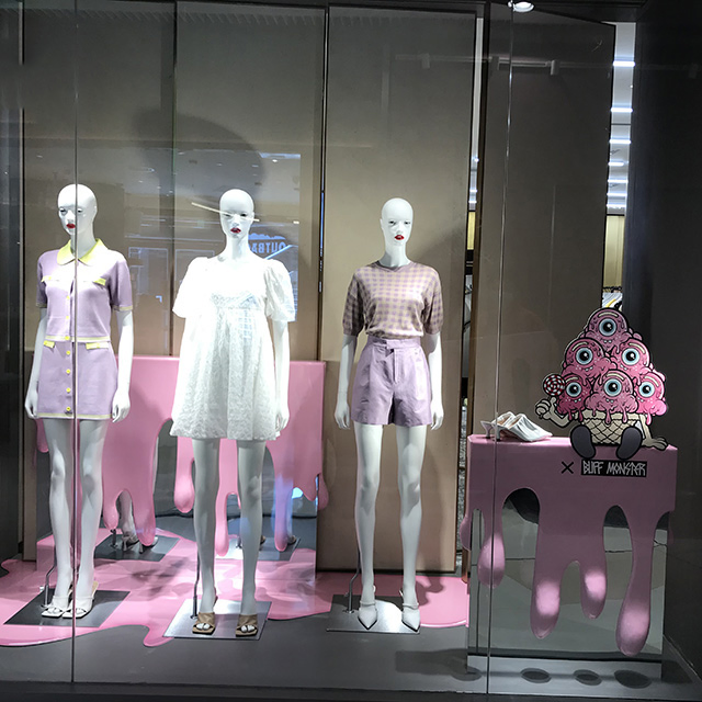 Professional Manufacturing Retail Store Decoration Costume Model Creative New Retail Store Decoration Window Display Props