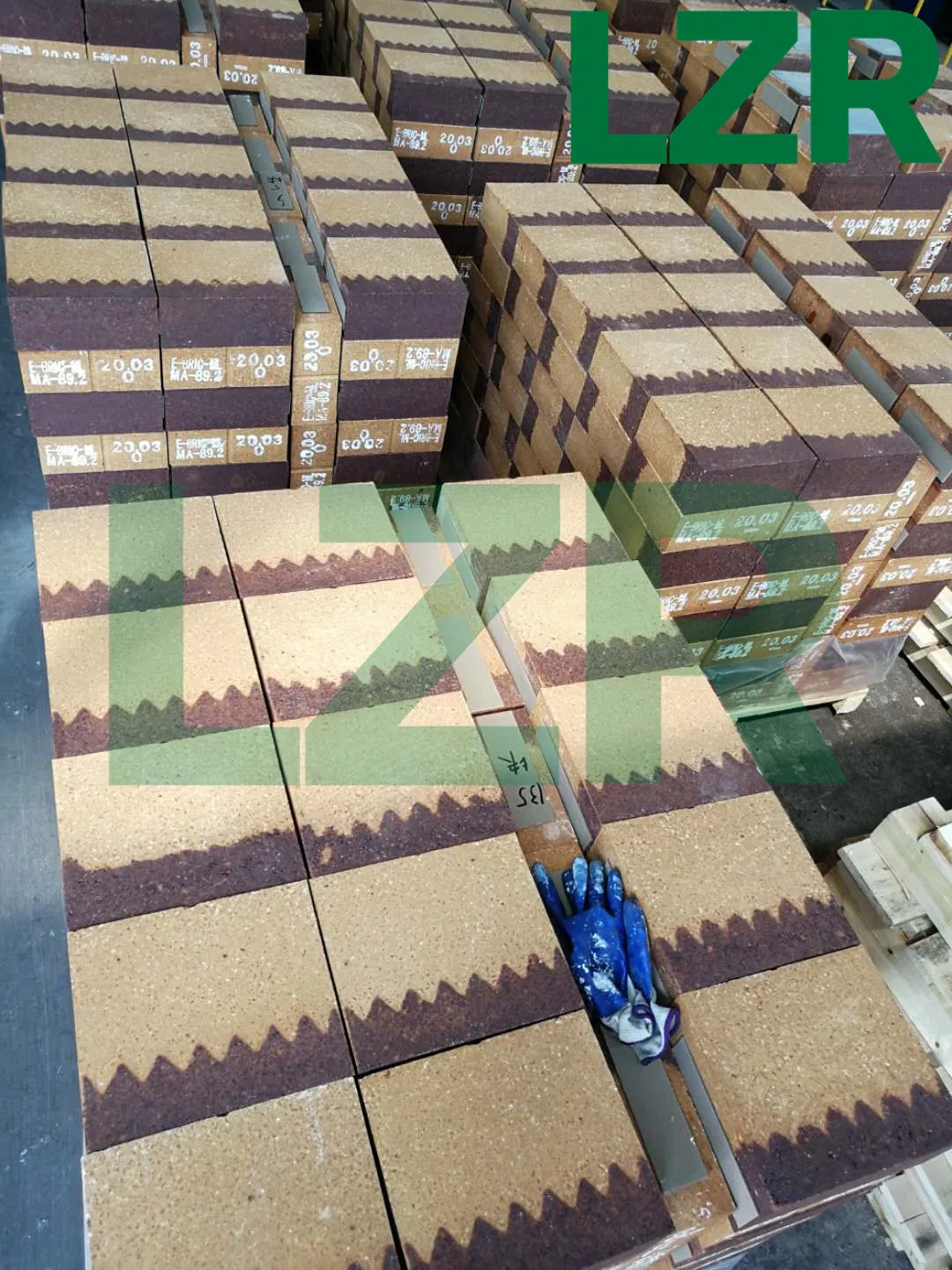 Огнеупорный кирпич магнезиально-шпинельный