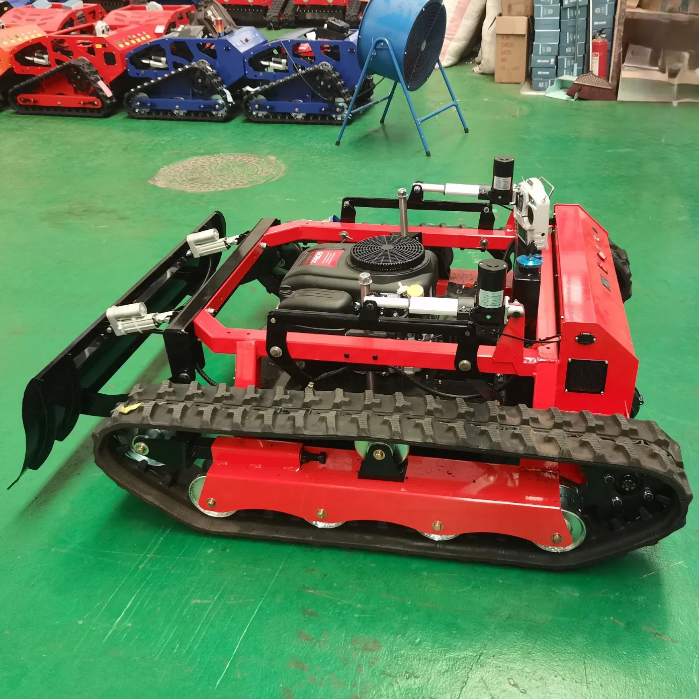 Профессиональная беспроводная газонокосилка на гусеницах с пультом ДУ