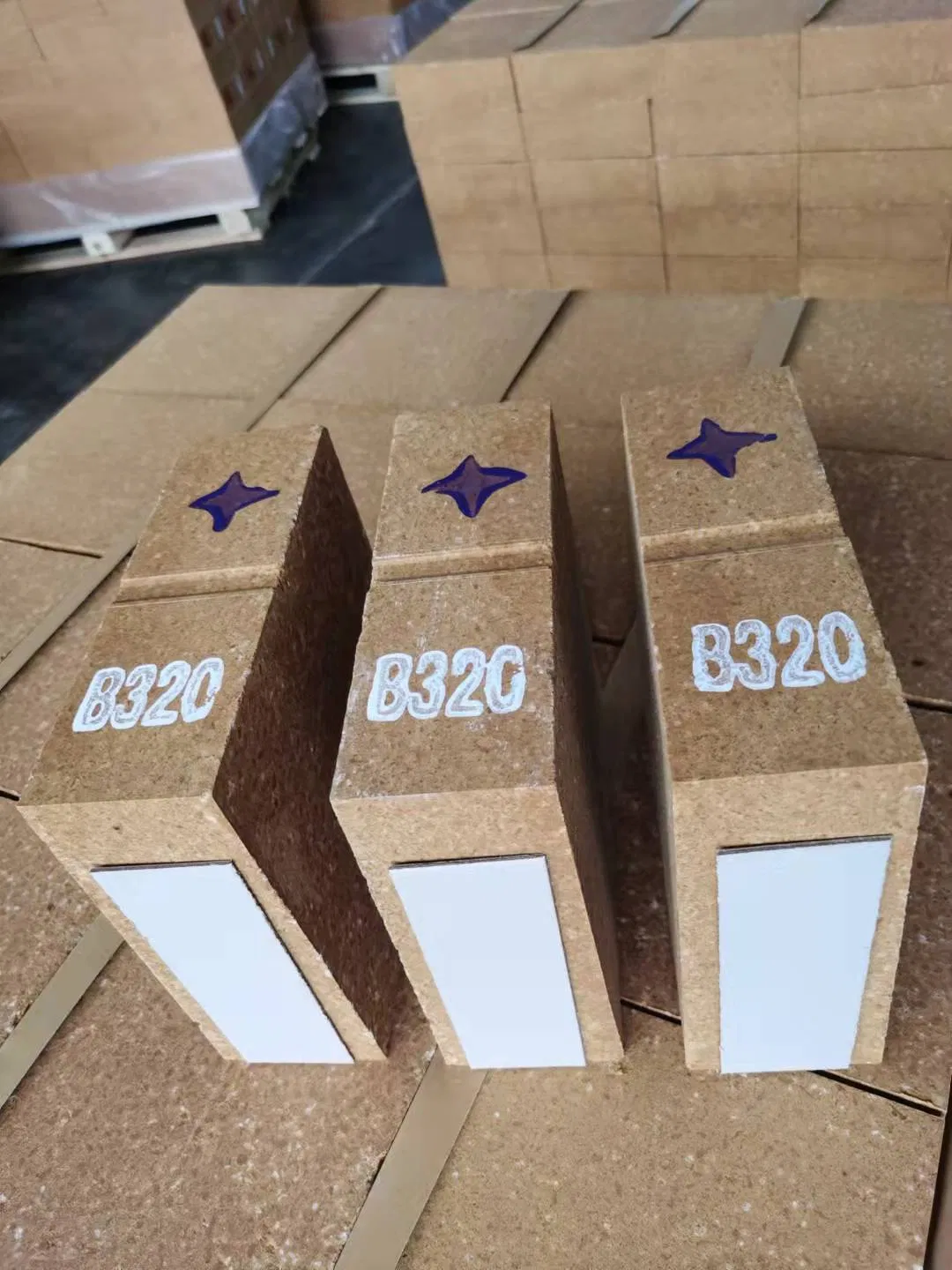 Магнезито-шпинельный кирпич MLJ85 для цементных печей