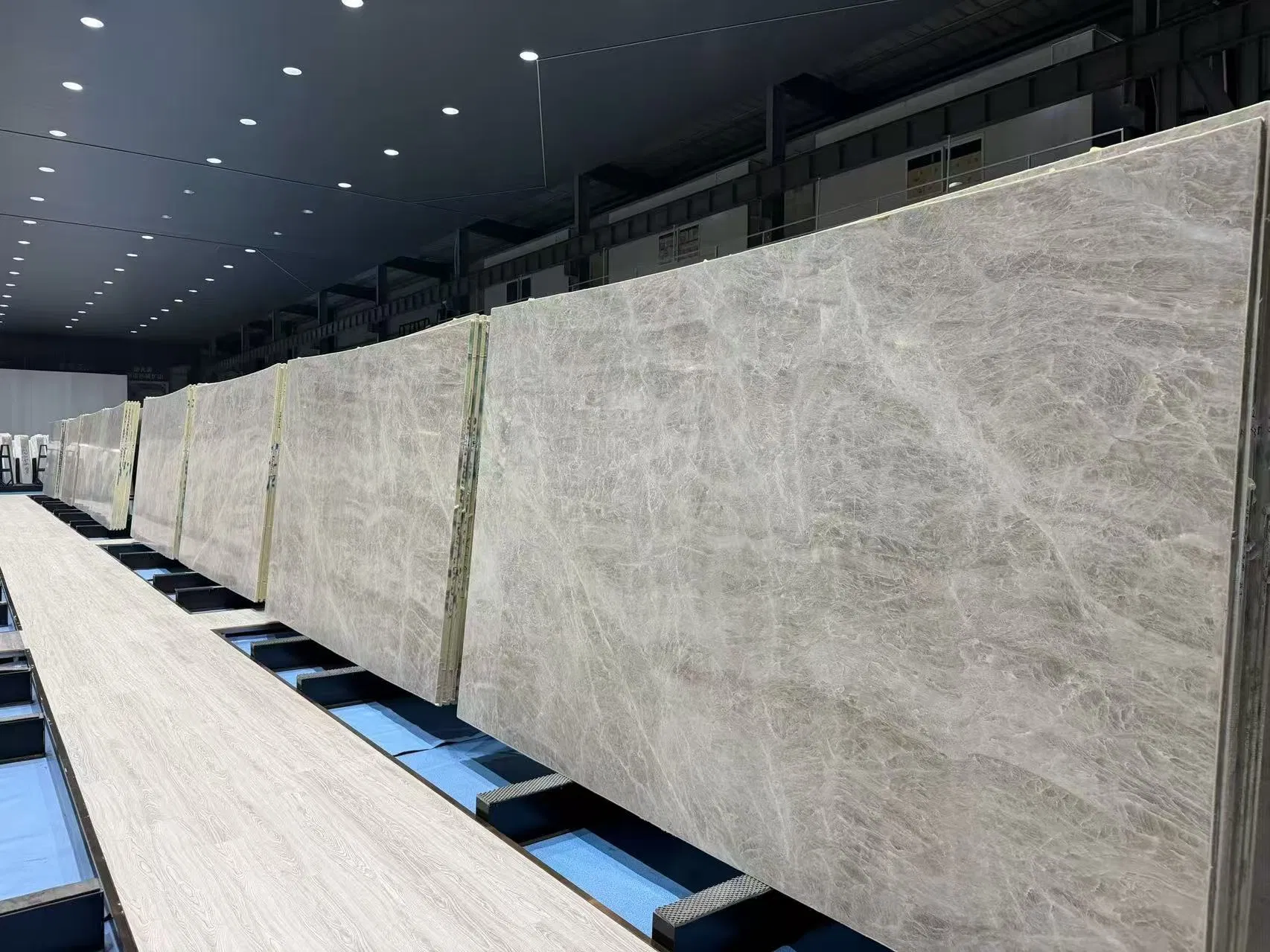 Luxury Polished Taj Mahal Quartzite Kitchen Countertops and Marble Slabs in 2cm