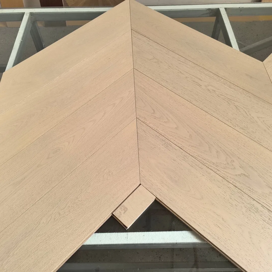 Eco-Friendly Engineered Flooring Wire Brushed UV Lacquered Coating European Oak Wood Flooring Chevron