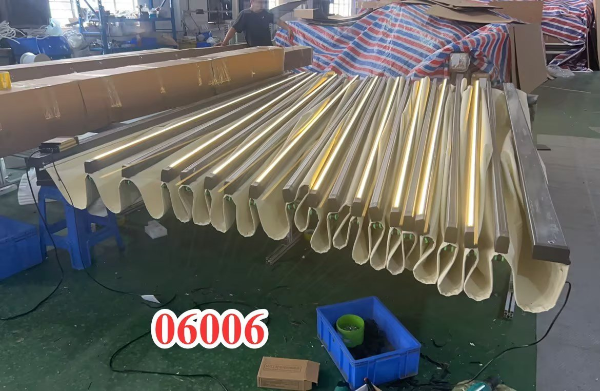 Customized Sunshade Folding Motorized Restaurant Outdoor Retractable Roof Pergola Shade Awning