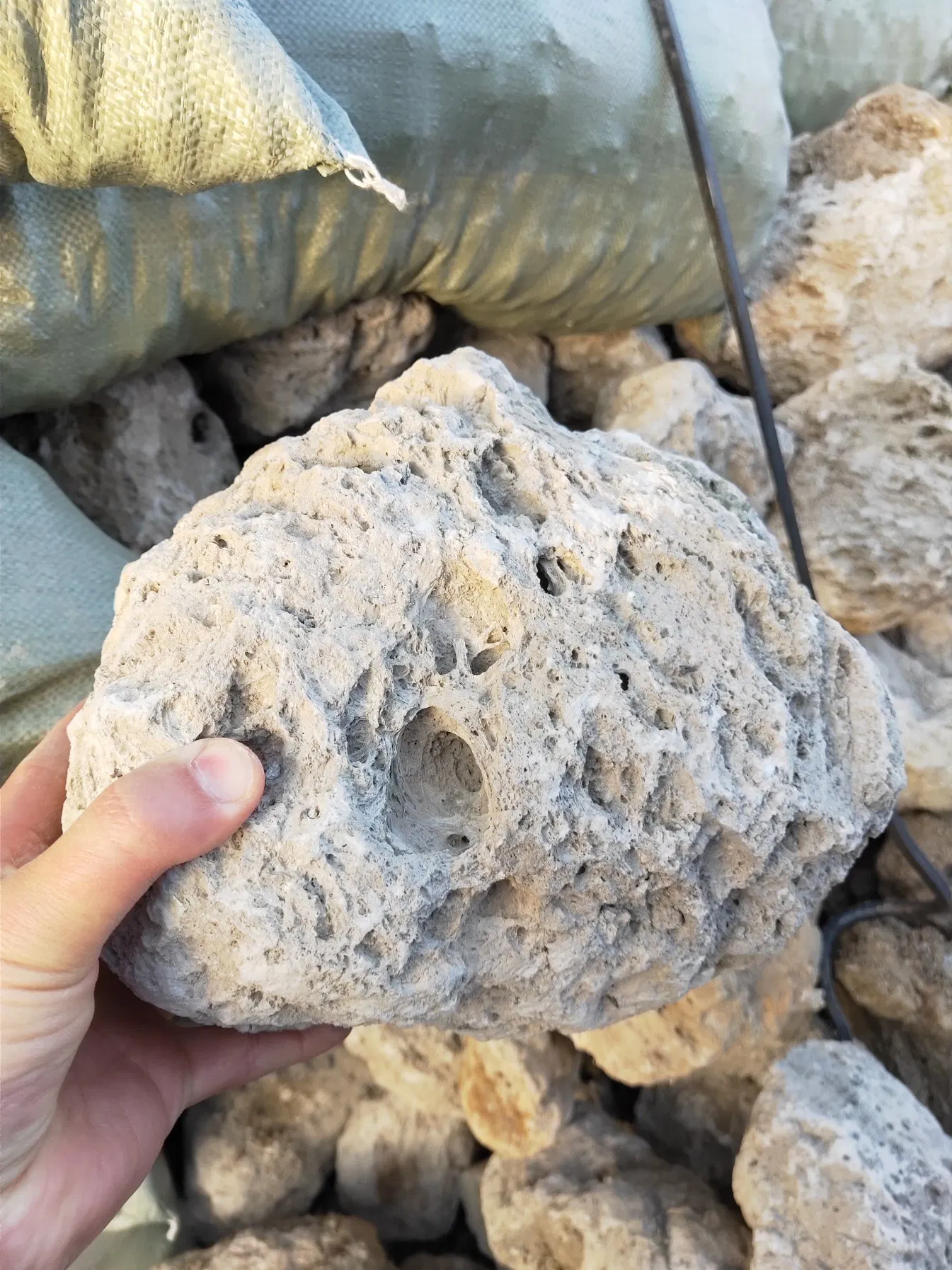 Light-Weight Pumice White Stone Float on Water for Foot Cleaner Filter Gardening Farm Growing Plants etc.