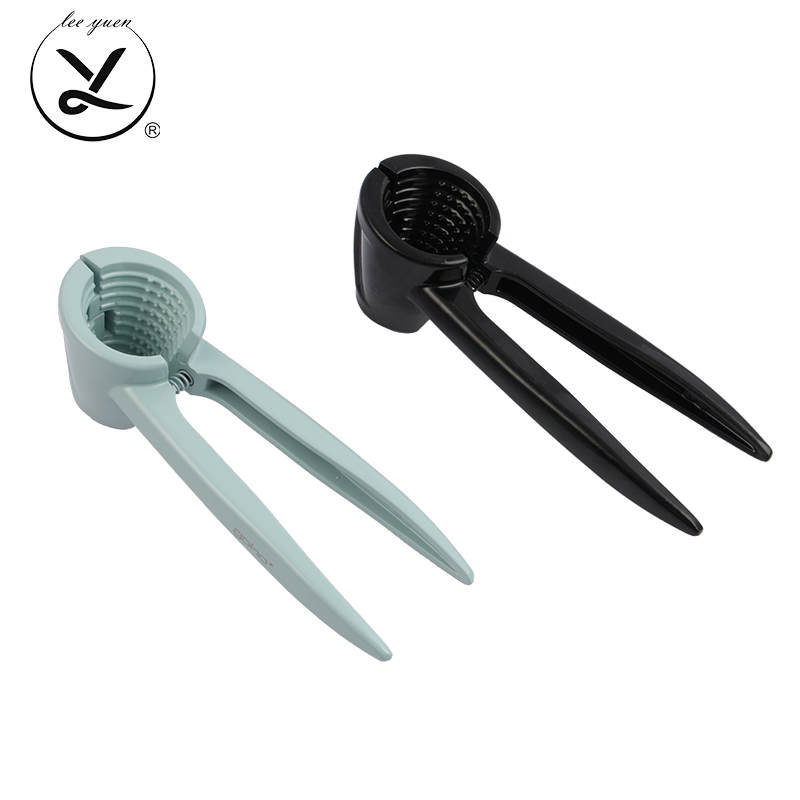 Щипцы для орехов с прорезиненной ручкой