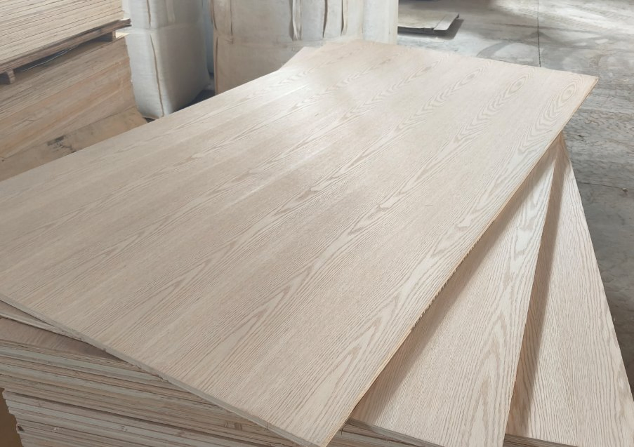 High Quality Commercial Plywood 18mm Laminated Pine Plywood for Furniture