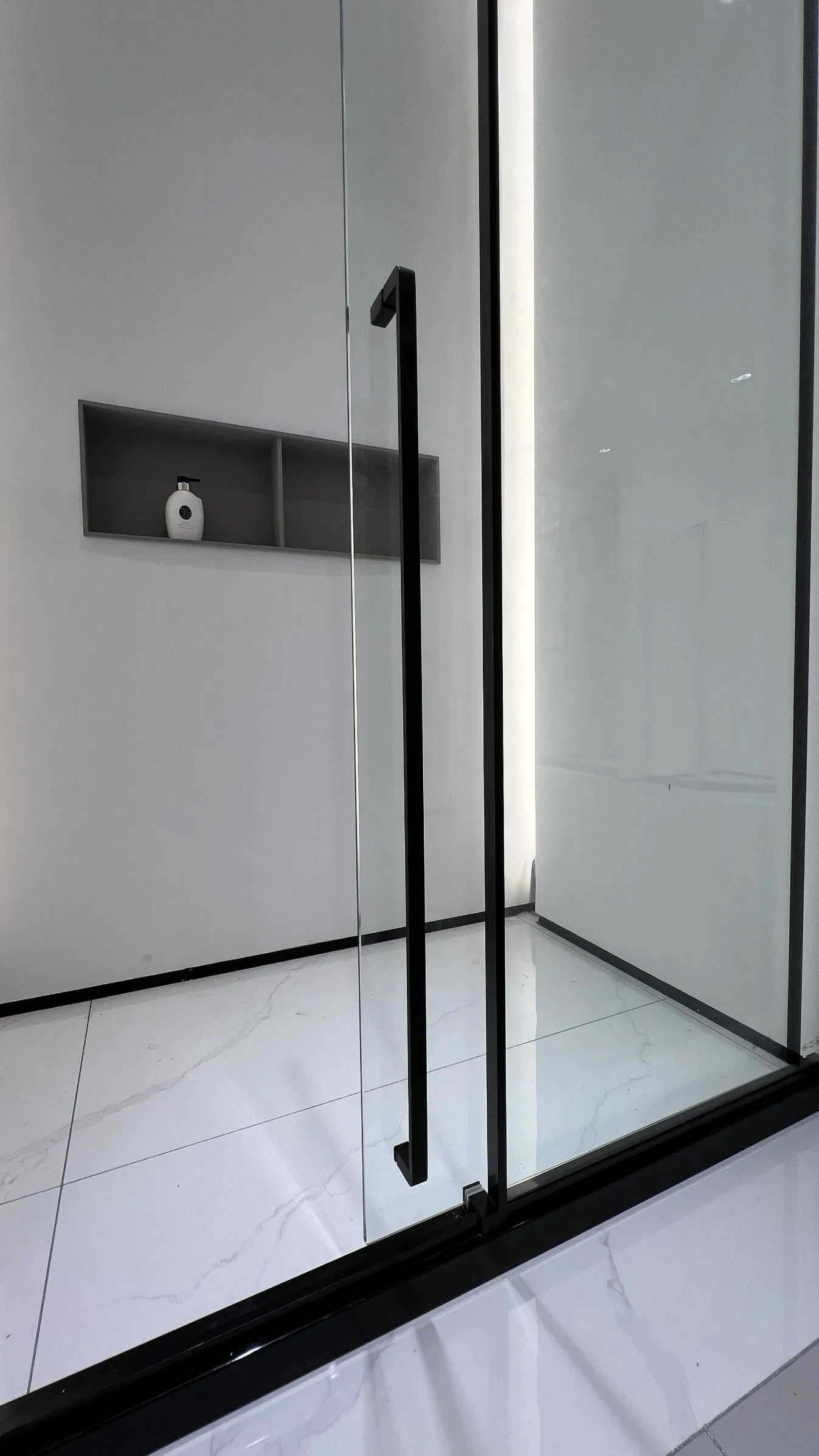 Hot Selling Sliding Shower Door with Tempered Glass for Hotel and Villa Bathroom