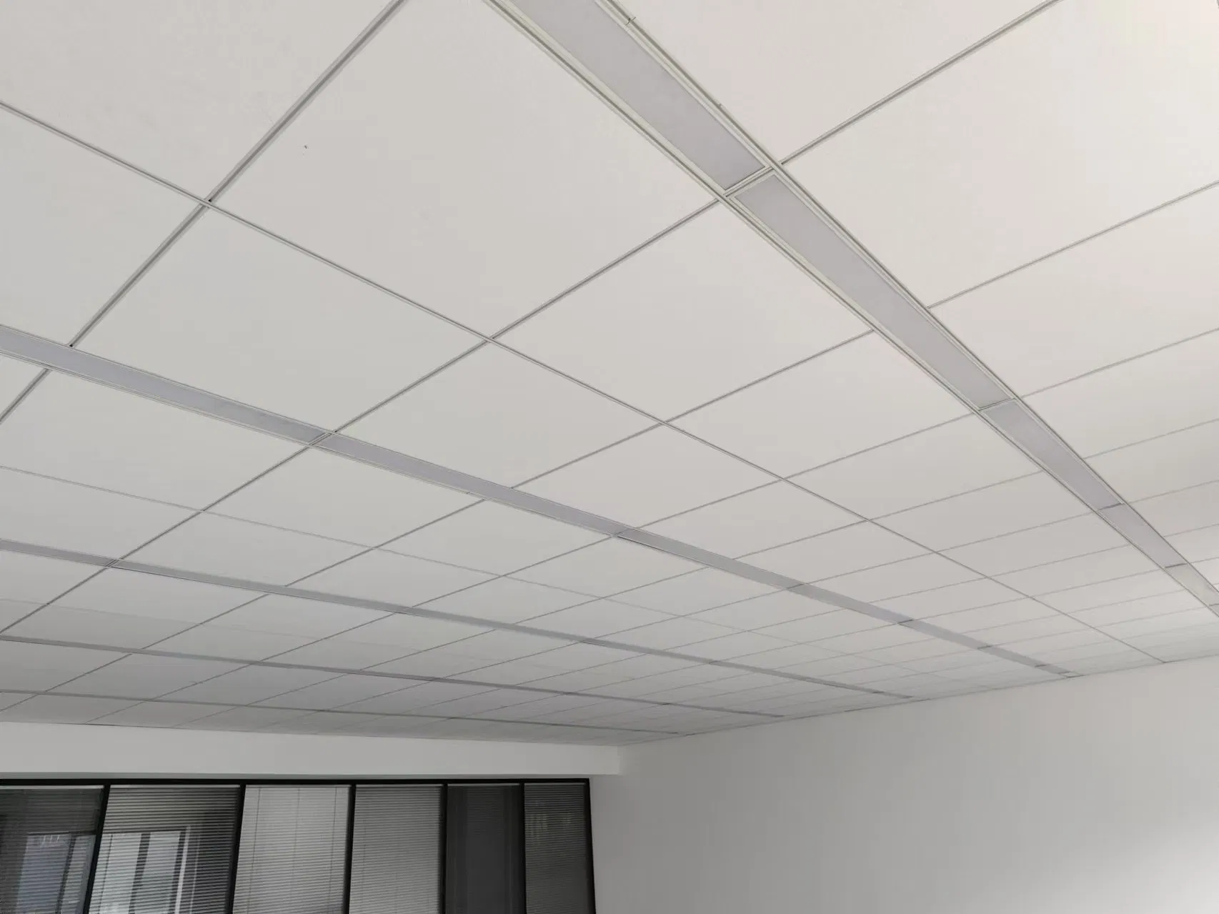 China Mineral Ceiling Tiles Acoustic False Ceiling Panels for Office Sound Insulation Decoration Fiber Glass Ceiling