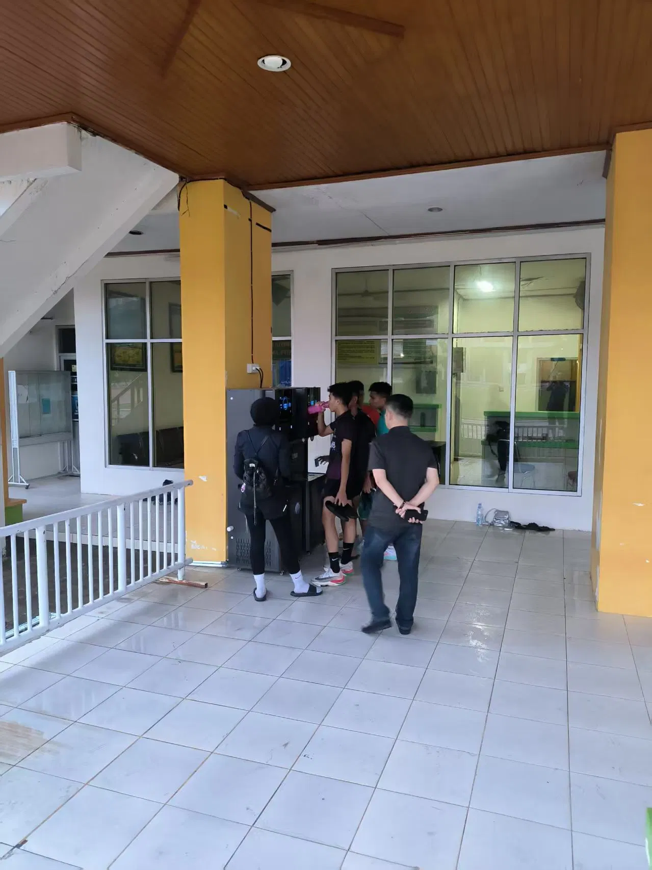 Outdoor Automated Hot Water Vending Machine with Card-Swiping Mechanism