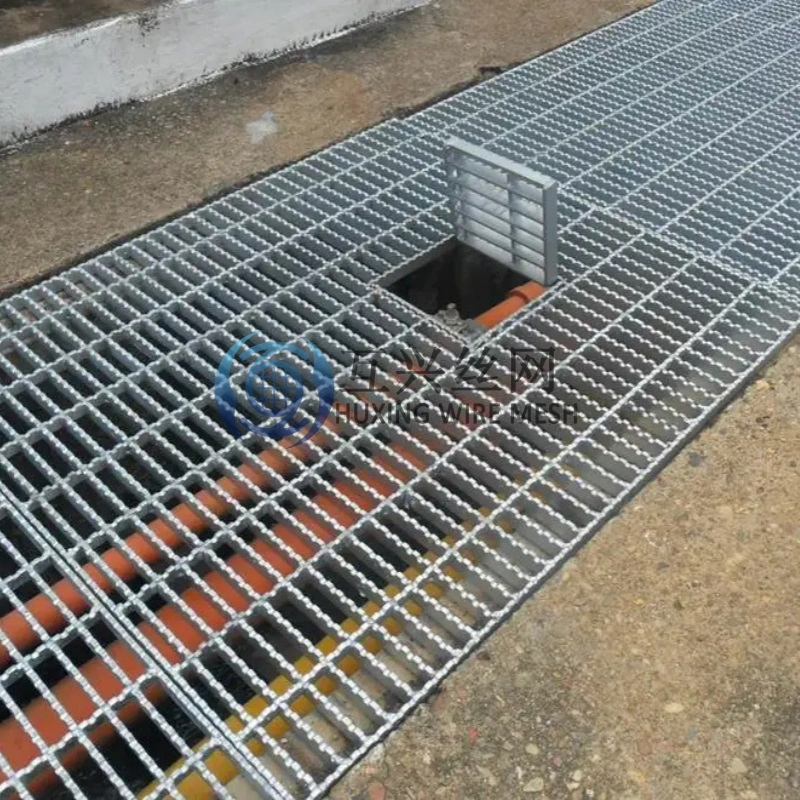 Welded Bar Serrated Steel Grating Supplier Road Floor Drainage Grid Cover Customized Channel Drain Grate with Manhole Mesh Panel