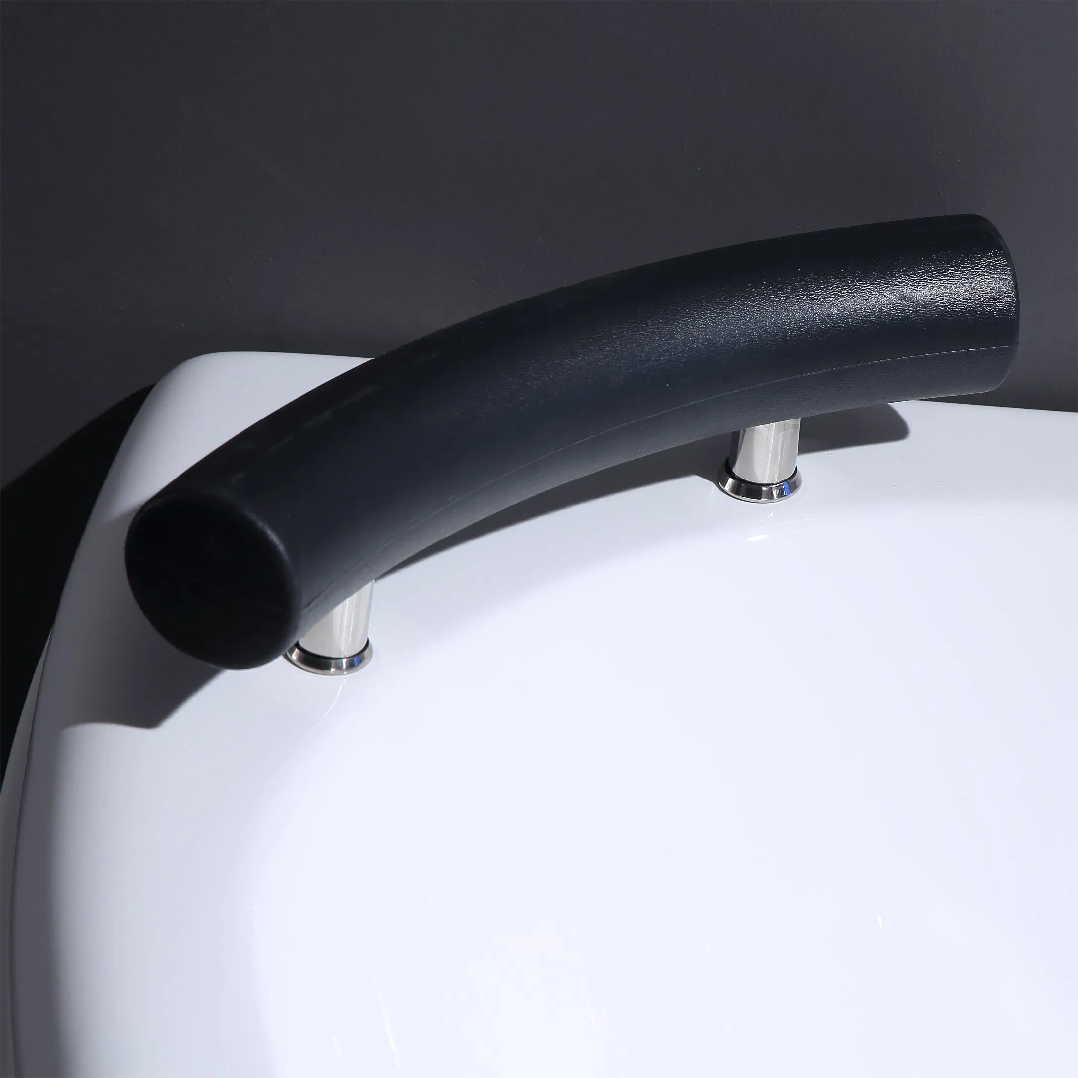 Угловая акриловая ванна с гидромассажем DEWO