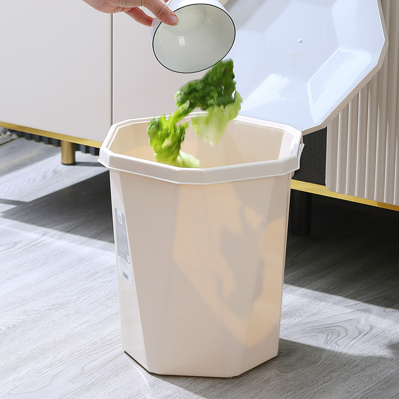 Пластиковое мусорное ведро для дома