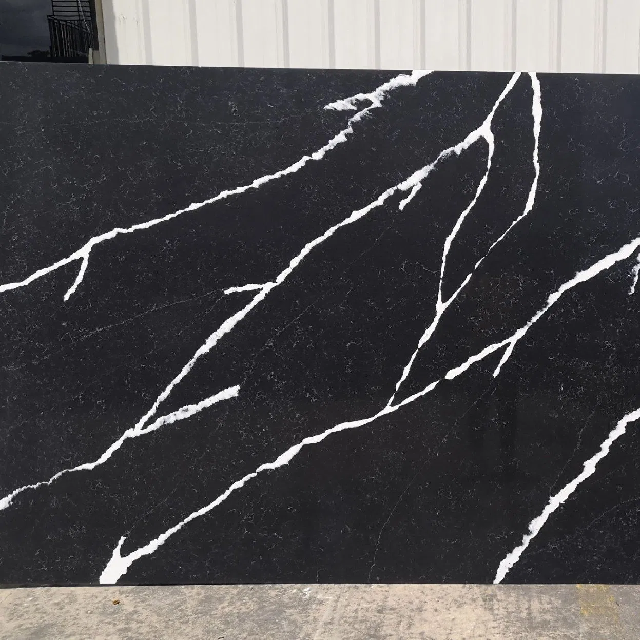 Hot Sale Artificial Calacatta Black Monnet Quartz Customized Size Black White for Countertop and Big Slabs
