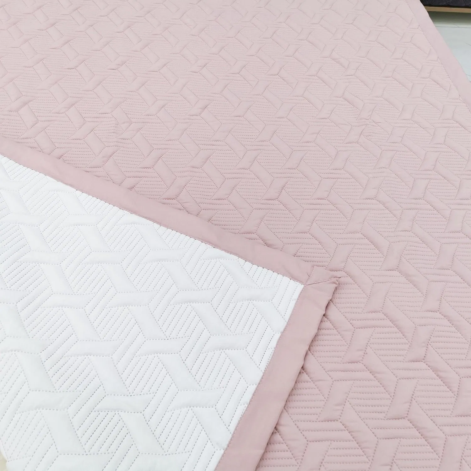 Lighted and Dyed Fabrics Ultrasonic Microfiber Polyester Bedspread with Filling