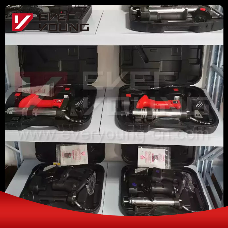 Аккумуляторная маслёнка 18V, 10000psi, 400cc