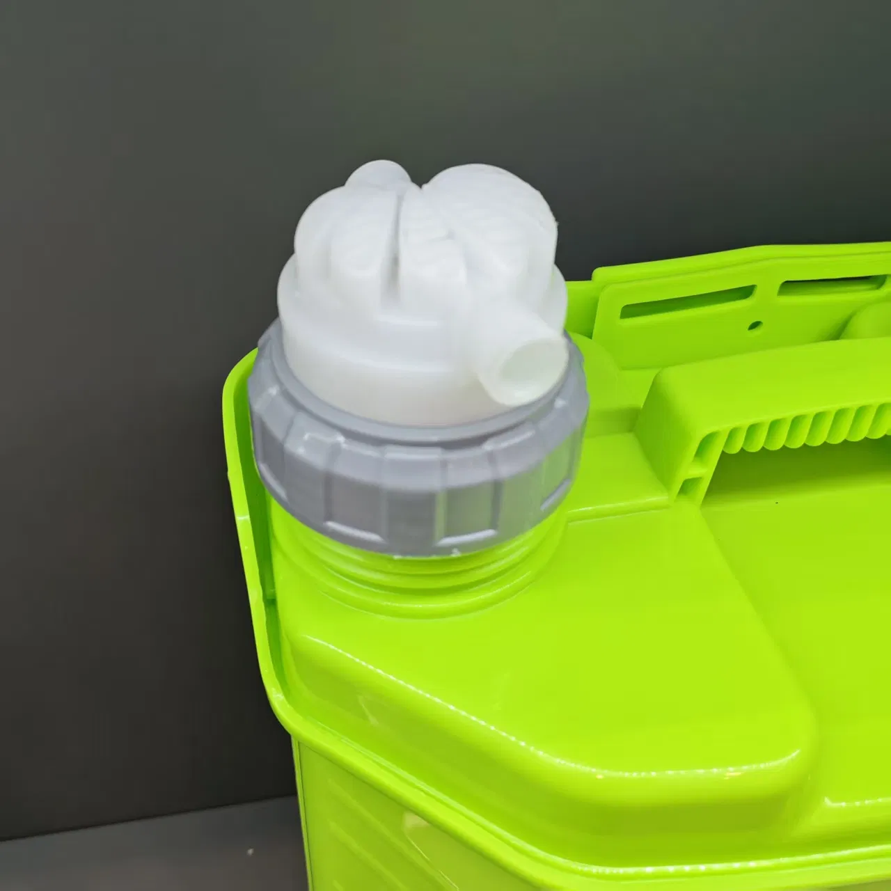 Portable Lithium-Ion Sprayer Lightweight and Easy to Carry Universal