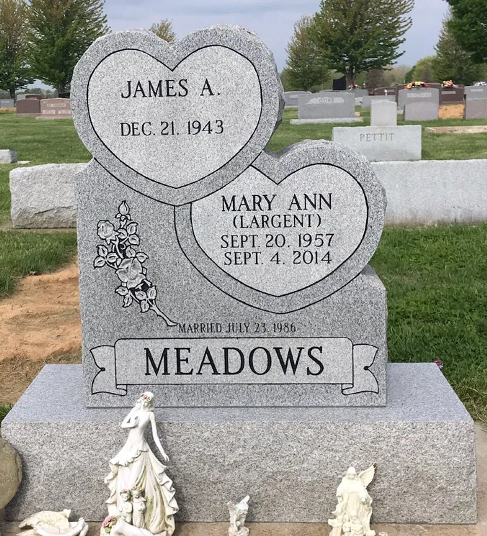 China Wholesale Granite Stone Monument Price Heart Shaped Memorials Design