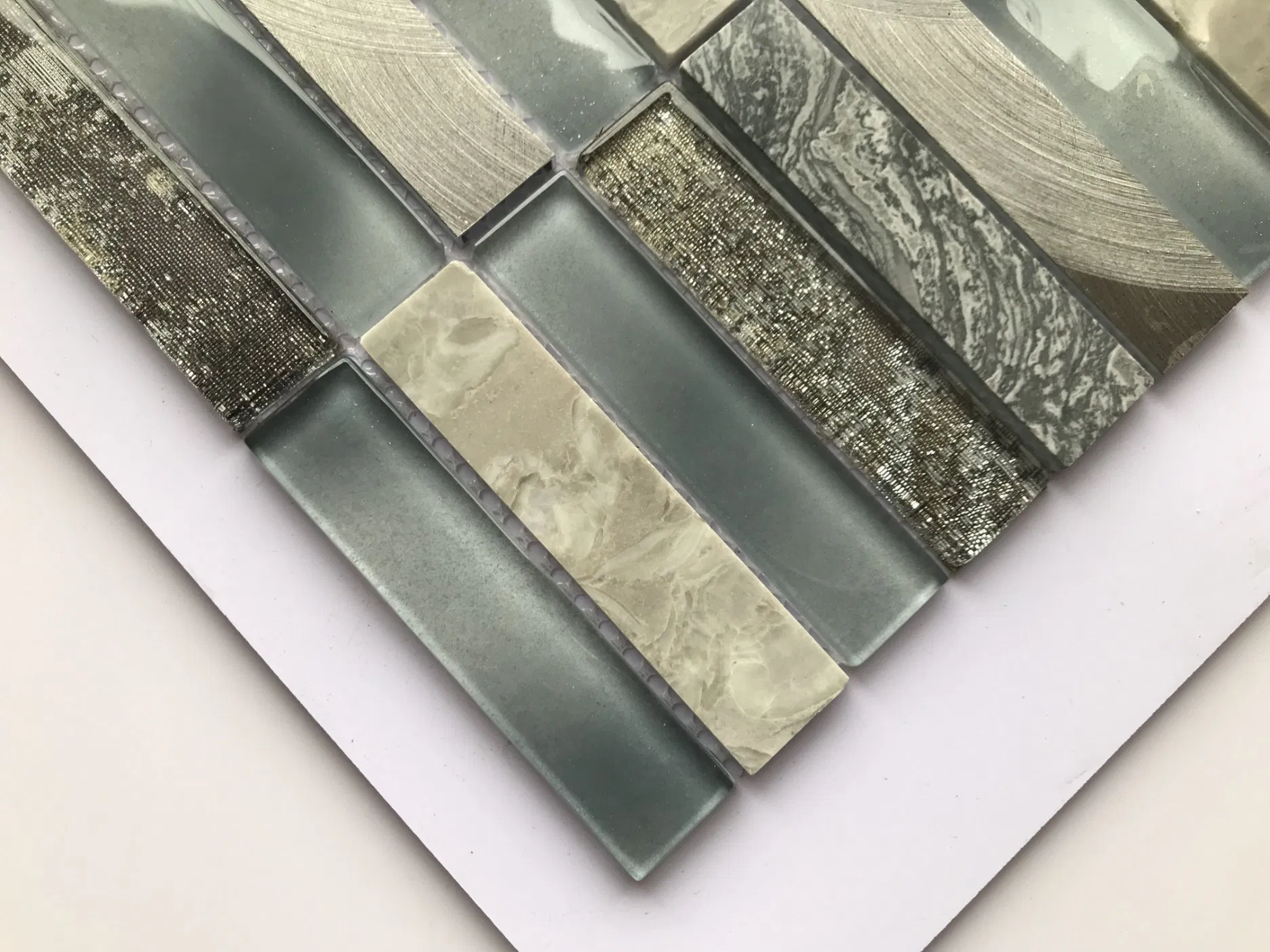 Мозаичная плитка из стекла и камня, серая, для пола