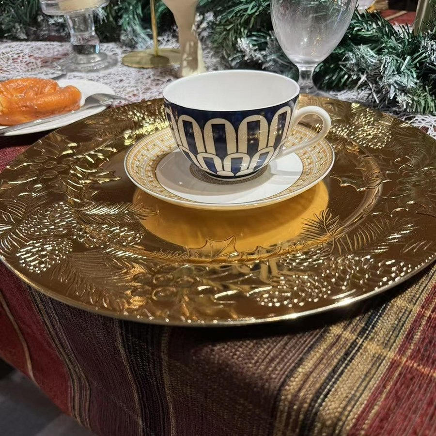 Excellent Display Gold Color PP Material Plastic Disposable Non-Slip Charger Plate