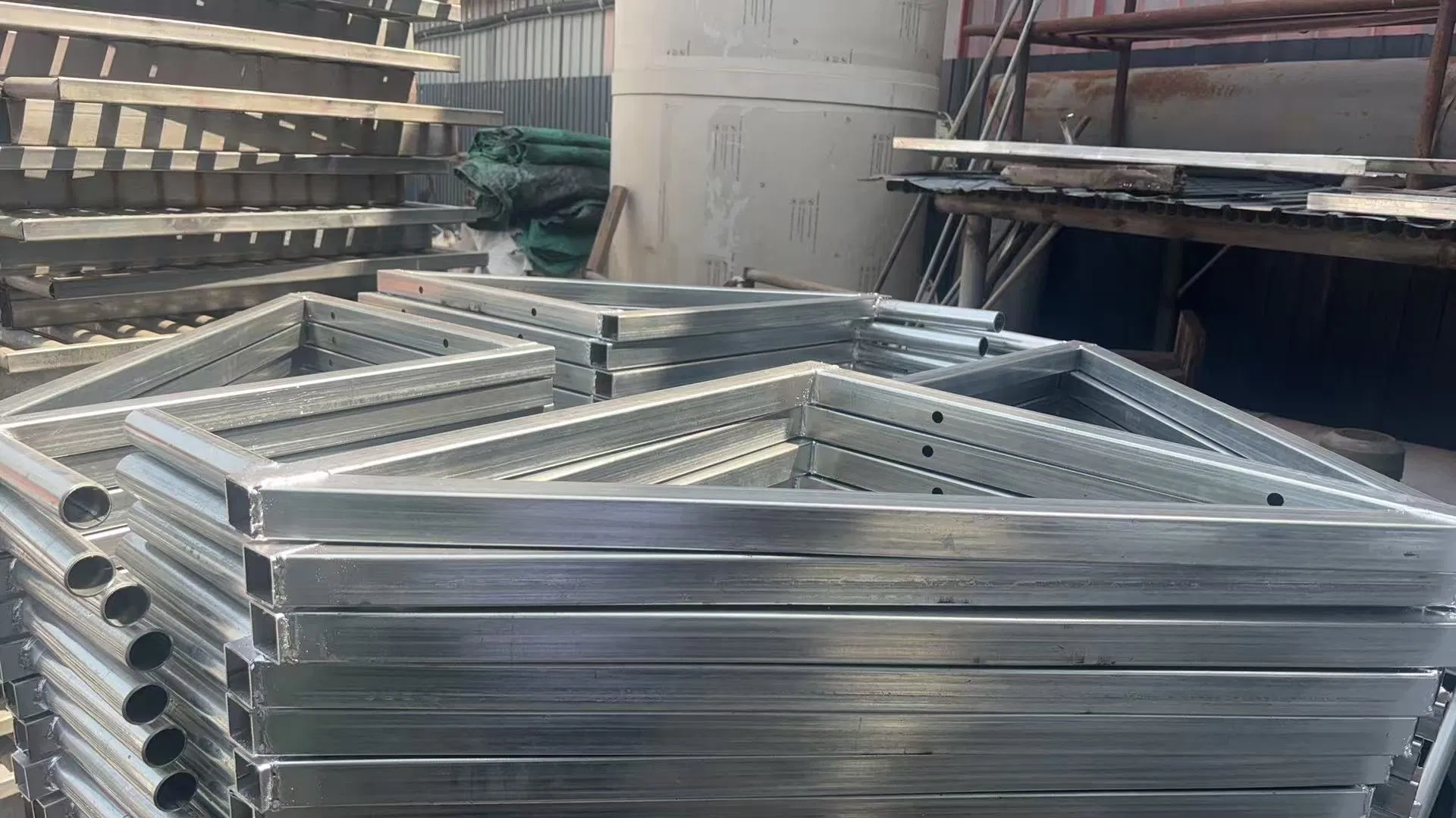 En12811 Certified Italian Lock Pin Ponteggio Frame 2.0*1.05m Facade Scaffolding