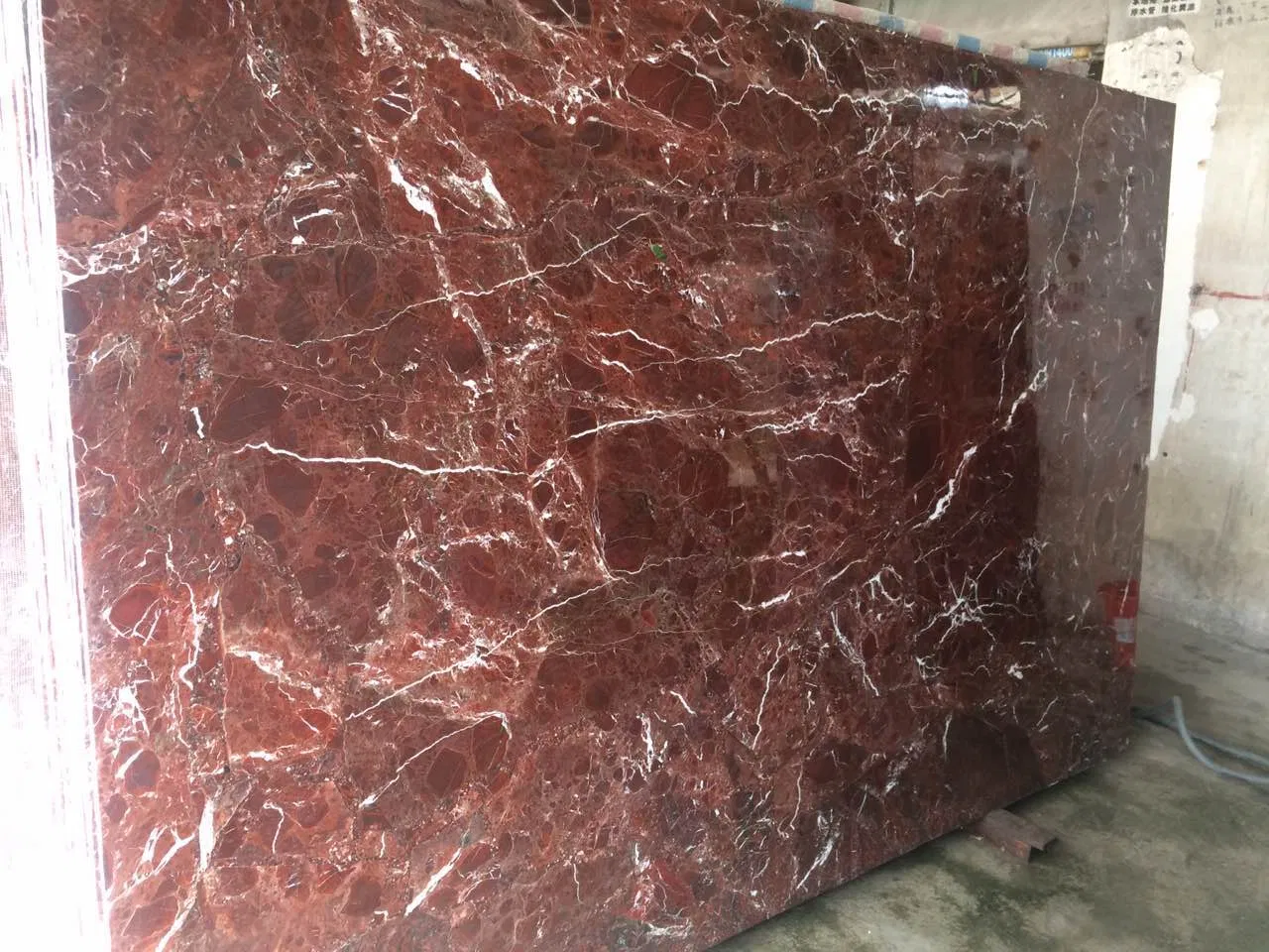 Плитка из агата Red Egeo Rose Marble для пола и стен