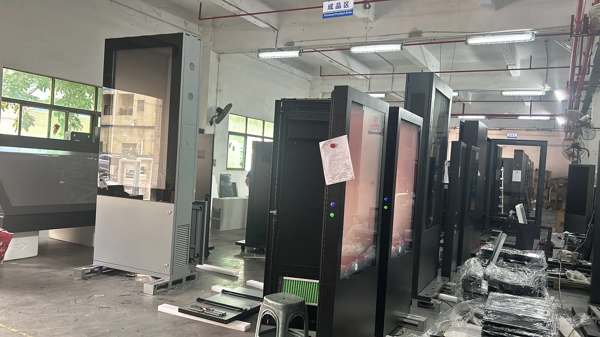 65inch Outdoor Waterproof Advertising Display Digital Signage Player 4K Android 2500 3000nits Monitor Totem