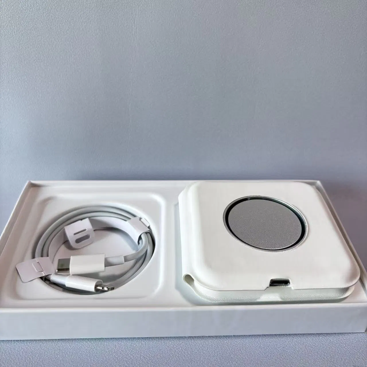 Top1 Magsafe Duo Charger Paired with a Sturdy Folding Stand, The Phone and Watch Can Be Charged Quickly Without Damaging The Device, Making It Easy to Carry