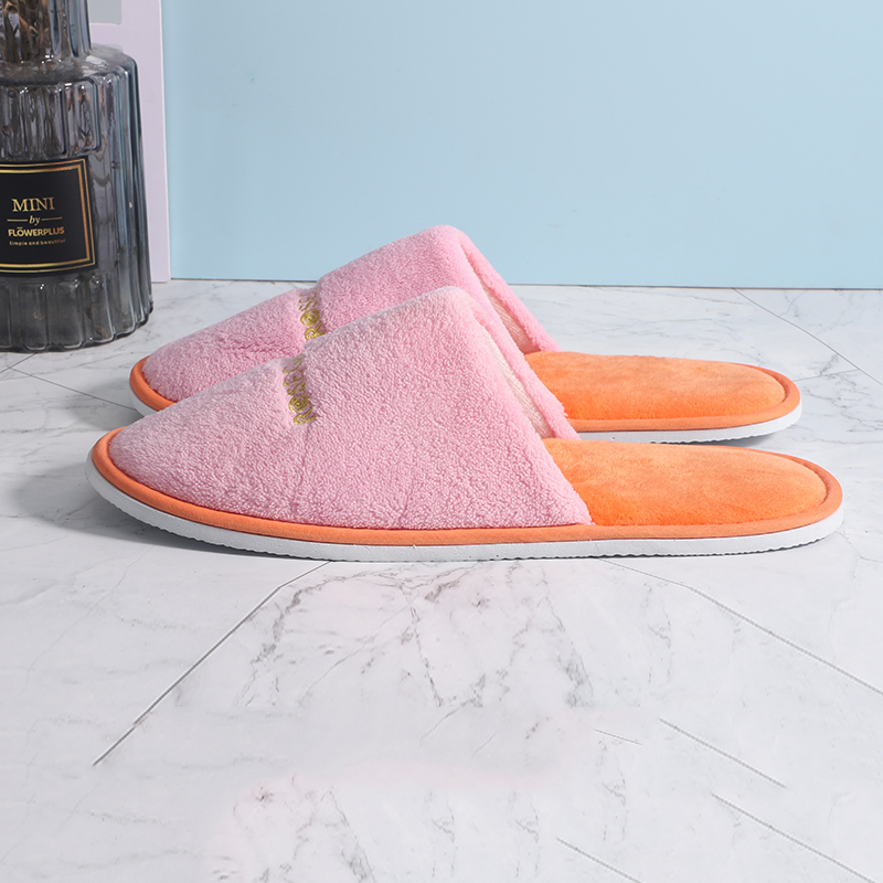 Гостиничные тапочки из велюра-коралла с логотипом