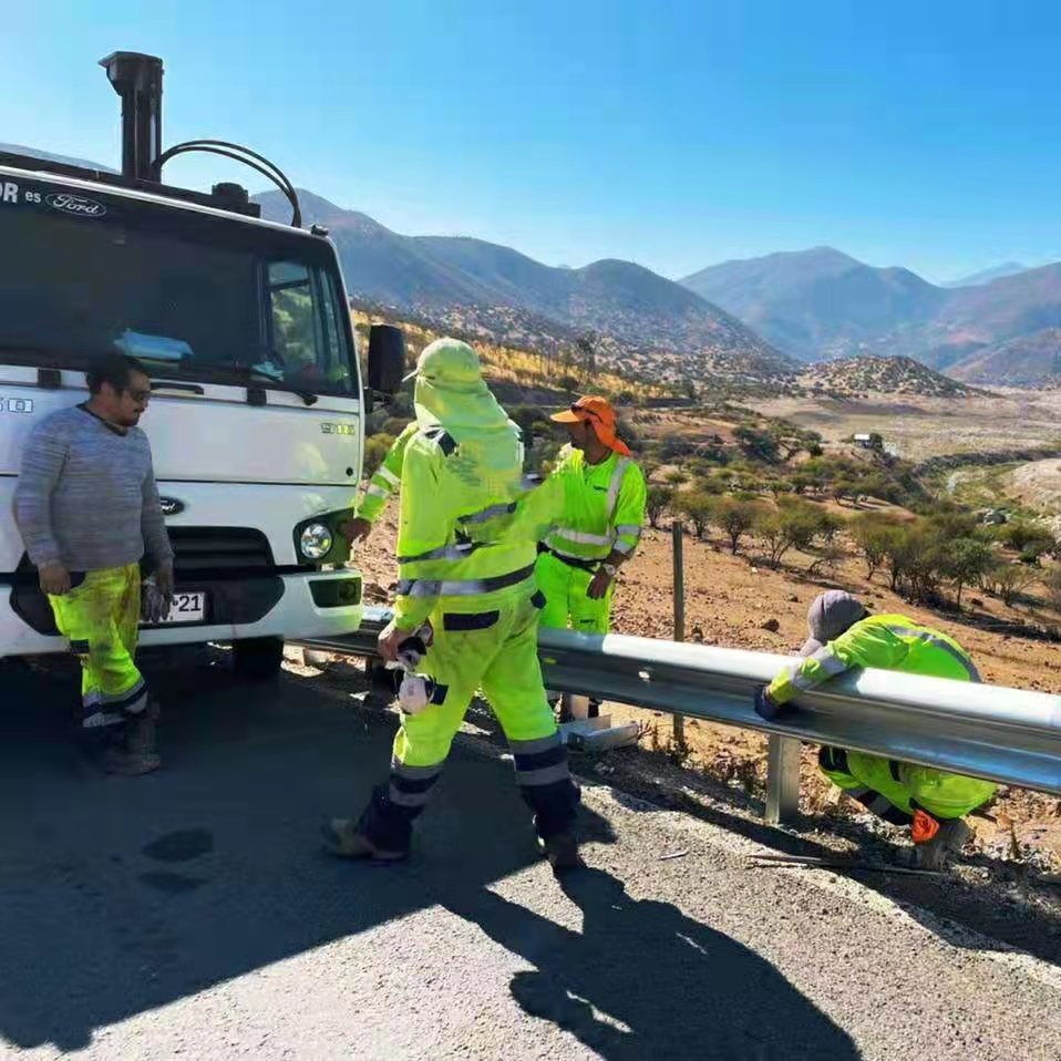 Thrie Beam Guardrails Galvanized Three Waves Road Safety Traffic Barrier Steel Hot DIP Galvanized Crash Barrier Aashto M180 En1317 Q235 Q355 Manufacturer