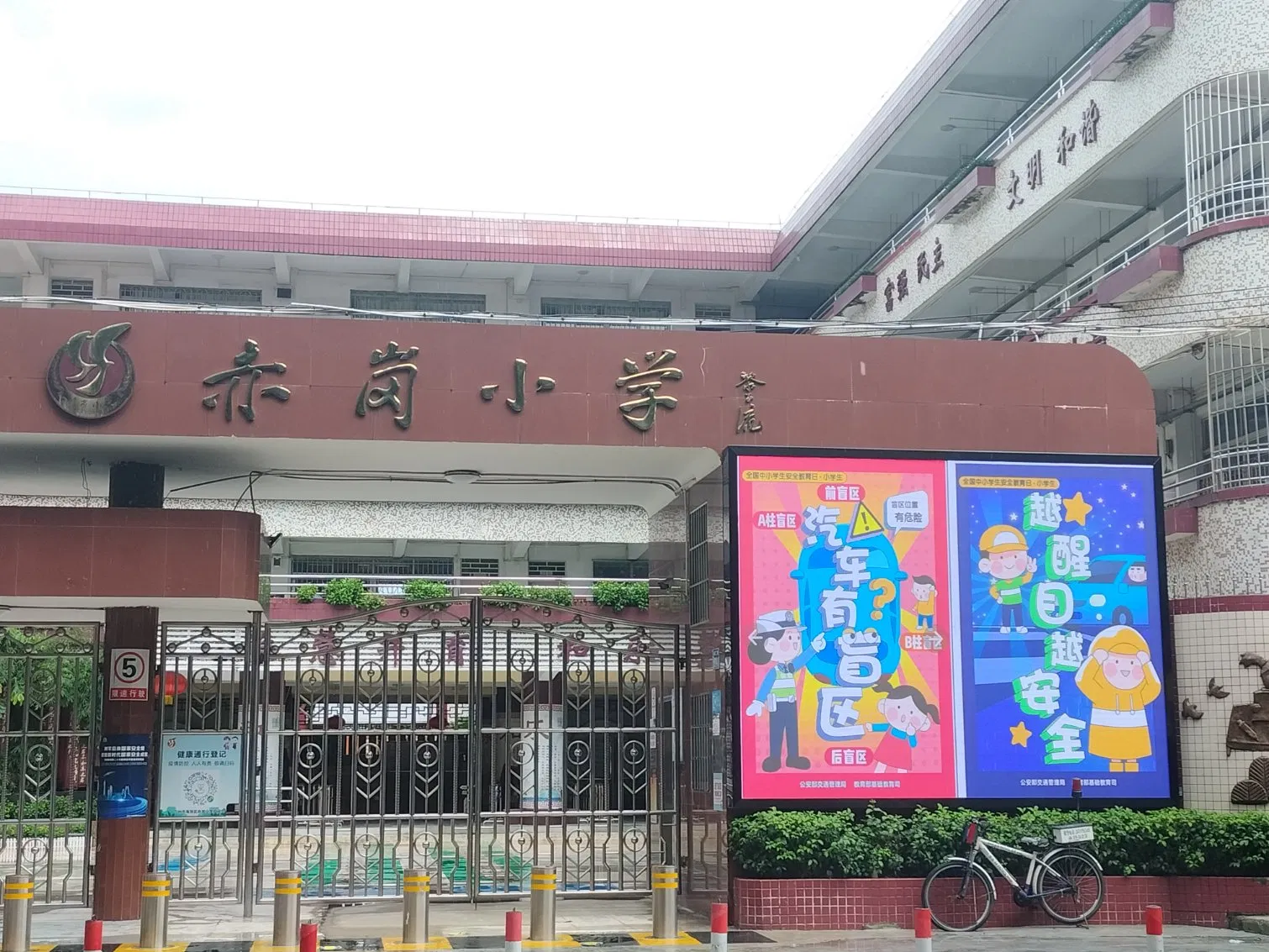 P2.5 Advertising LED Display Screen High Brightness Small Pitch LED Video Wall