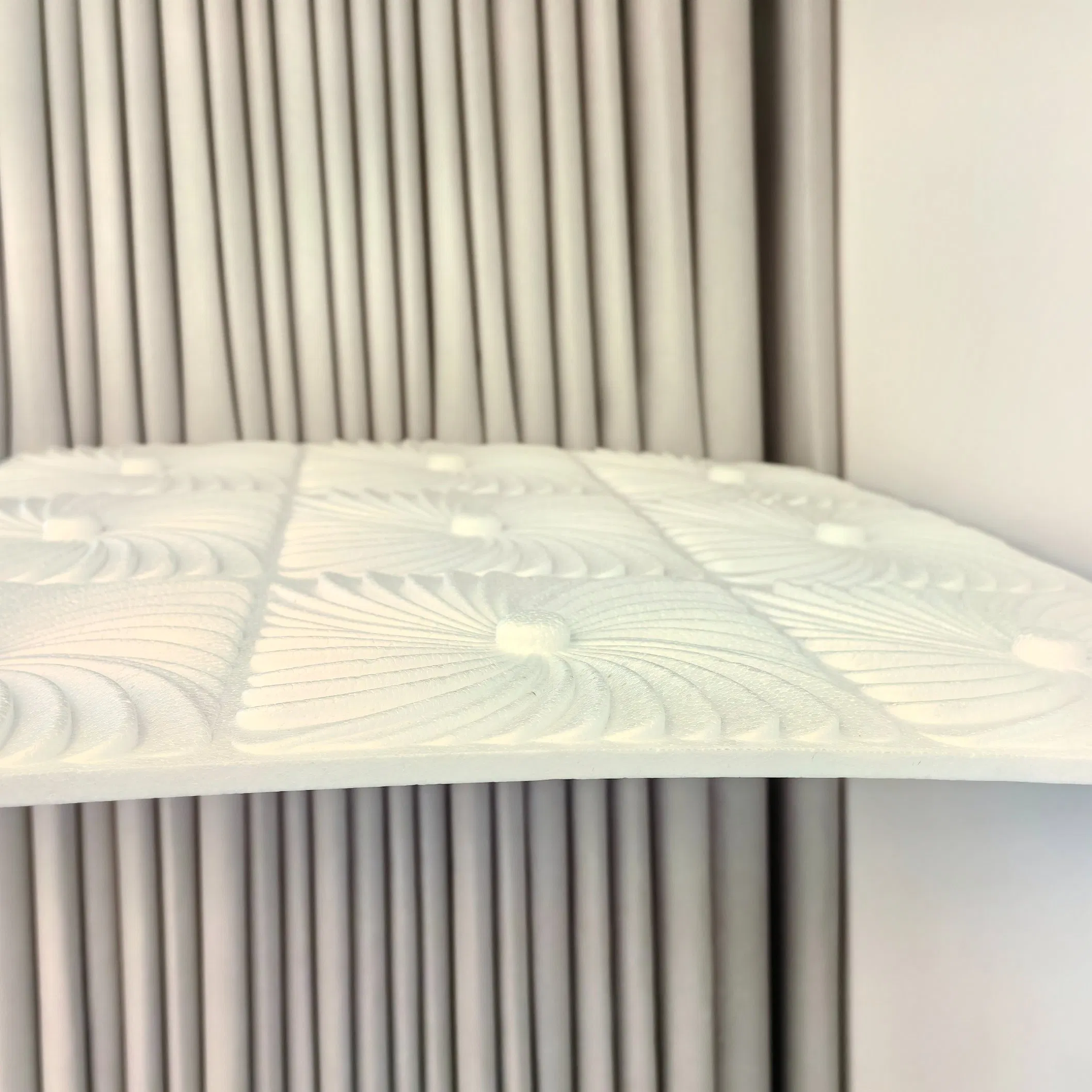 Потолочные плиты из пенополистирола белые