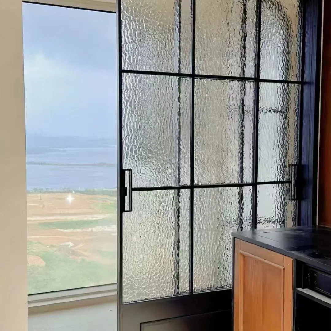 Современная комбинированная стеклянная дверь-купе + распашная для гостиной