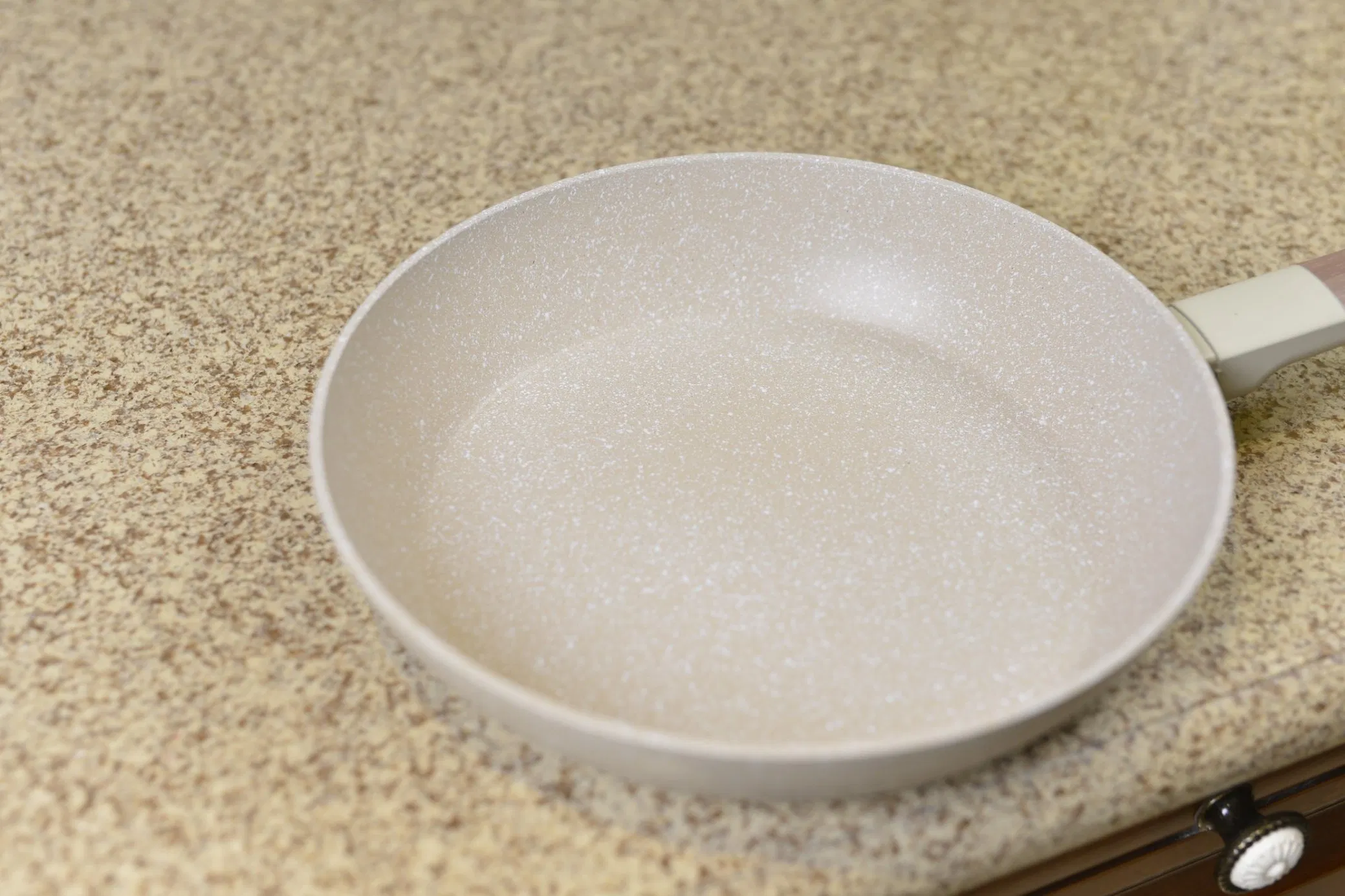 Modern Design Kitchen Cookware Round Griddles Frying Pan with UC Handle