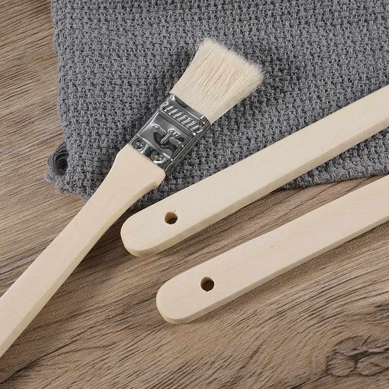 Кисть для покраски с деревянной ручкой и белой щетиной